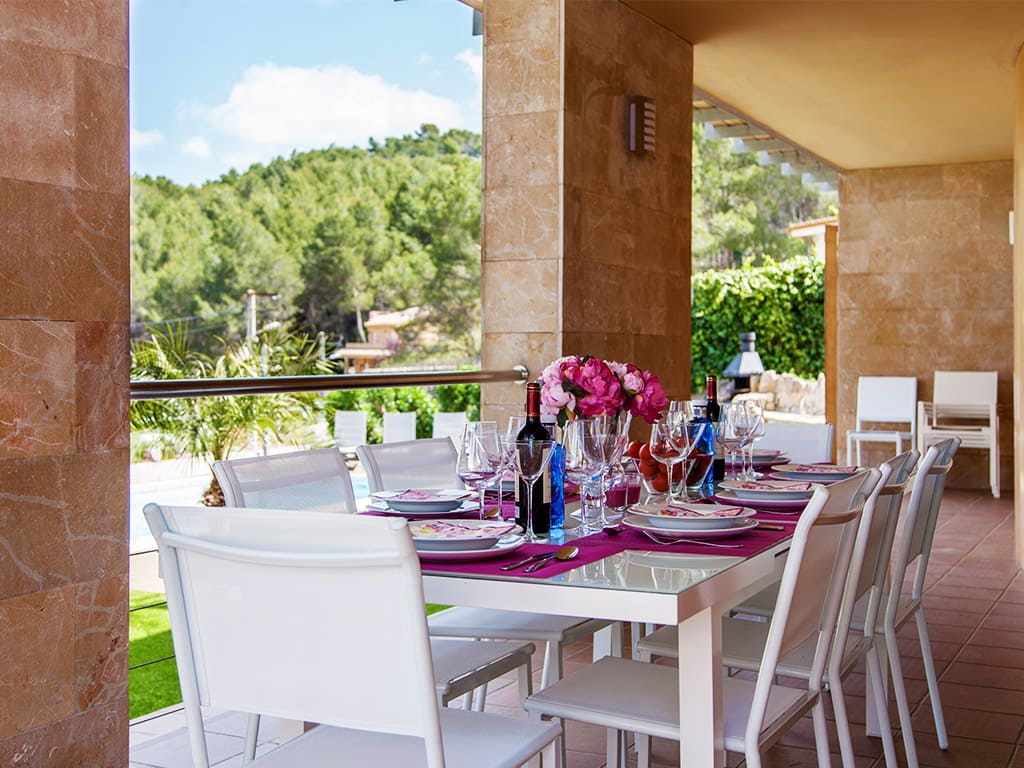 Sitges villas for rent and their outdoor dining area with incredible views