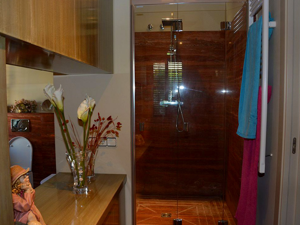 private bathroom of the main suite in one of our holiday apartments in sitges