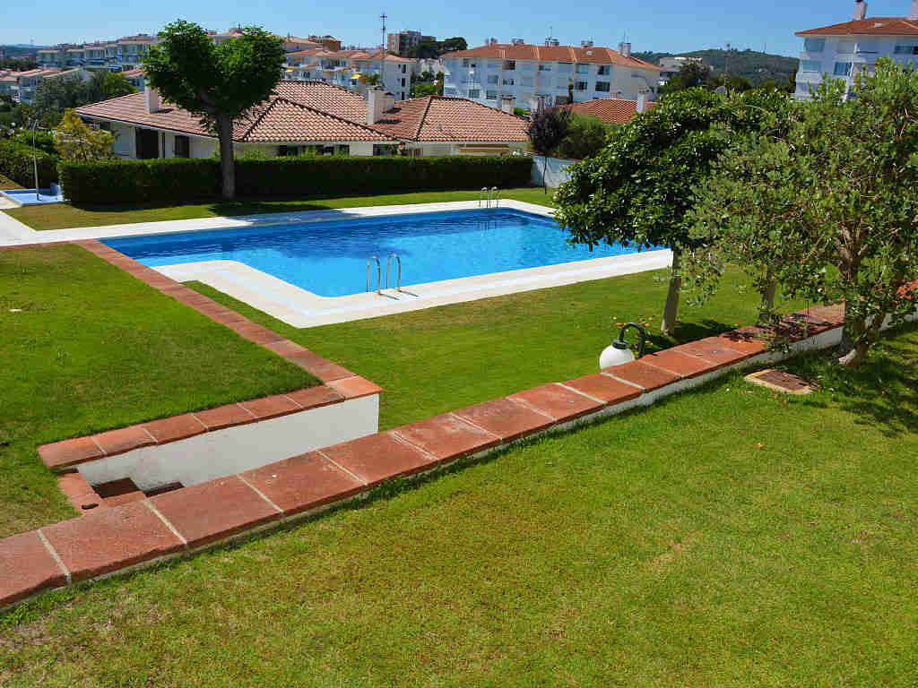 holiday apartments in sitges with communal pool