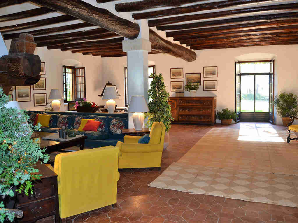 spanish farmhouse and its large living room