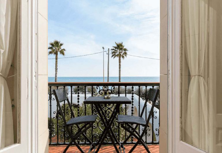 Table en terrasse avec vue mer